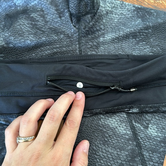 Lululemon snake skin design capri leggings size 6 - Picture 2 of 2